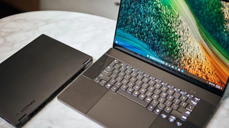 Sebuah laptop all rounder terbaik Asus ProArt P16 dengan keyboard menyala, menunjukkan kemampuannya untuk para kreator.