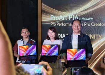 Jajaran manajemen ASUS Indonesia saat memegang laptop ASUS ProArt P16 di atas panggung pada acara peluncuran resminya di Jakarta.