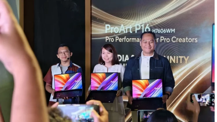 Jajaran manajemen ASUS Indonesia saat memegang laptop ASUS ProArt P16 di atas panggung pada acara peluncuran resminya di Jakarta.
