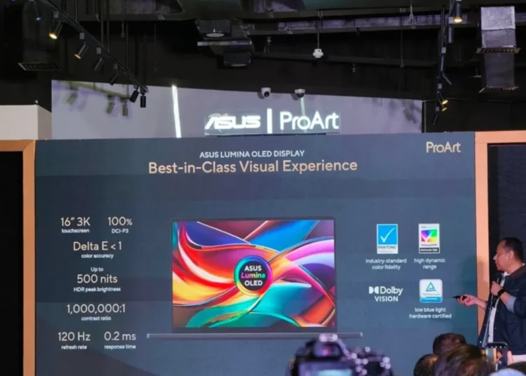 Presentasi spesifikasi layar ASUS Lumina OLED pada ASUS ProArt P16, menunjukkan fitur 3K, 120Hz, 100% DCI-P3, dan akurasi warna Delta E < 1.