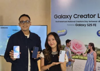 Dua orang influencer memegang Samsung Galaxy S25 FE dalam acara peluncuran yang membahas harga Samsung S25 FE di Indonesia.
