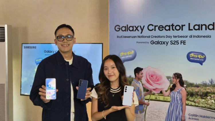Dua orang influencer memegang Samsung Galaxy S25 FE dalam acara peluncuran yang membahas harga Samsung S25 FE di Indonesia.