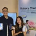 Dua orang influencer memegang Samsung Galaxy S25 FE dalam acara peluncuran yang membahas harga Samsung S25 FE di Indonesia.