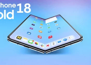 Render konseptual iPhone 18 Fold menampilkan perangkat lipat dalam posisi terbuka parsial, menunjukkan antarmuka iOS di layar lipatnya dengan tulisan "iPhone 18 Fold" di pojok kiri atas.