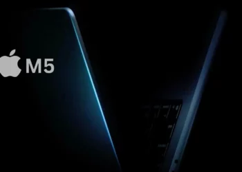 Cuplikan dari video teaser resmi Apple yang menampilkan siluet MacBook Pro M5 dengan sorotan cahaya biru, mengisyaratkan warna baru dan peluncuran segera.