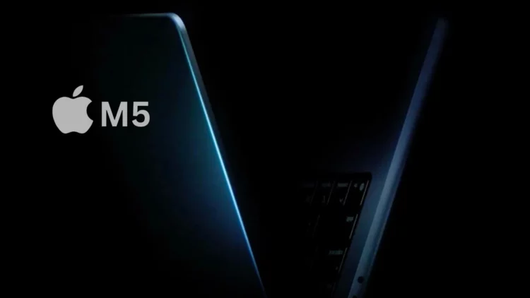 Cuplikan dari video teaser resmi Apple yang menampilkan siluet MacBook Pro M5 dengan sorotan cahaya biru, mengisyaratkan warna baru dan peluncuran segera.