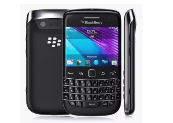 Tiga tampilan ponsel BlackBerry Bold 9900/9930 berwarna hitam: tampak depan dengan keyboard QWERTY, tampak belakang dengan logo BlackBerry Bold, dan tampak samping yang ramping.