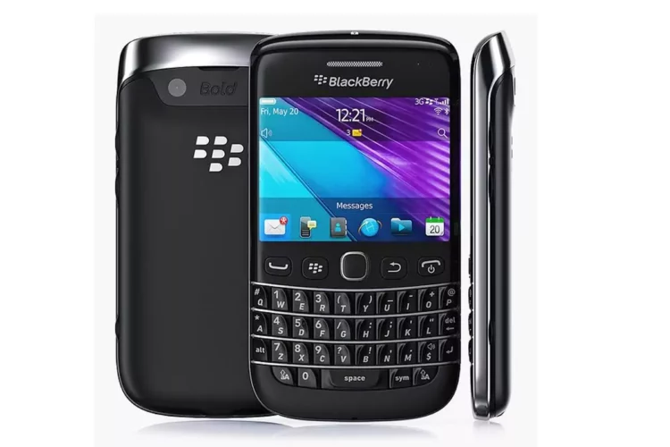 Tiga tampilan ponsel BlackBerry Bold 9900/9930 berwarna hitam: tampak depan dengan keyboard QWERTY, tampak belakang dengan logo BlackBerry Bold, dan tampak samping yang ramping.