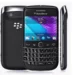 Tiga tampilan ponsel BlackBerry Bold 9900/9930 berwarna hitam: tampak depan dengan keyboard QWERTY, tampak belakang dengan logo BlackBerry Bold, dan tampak samping yang ramping.