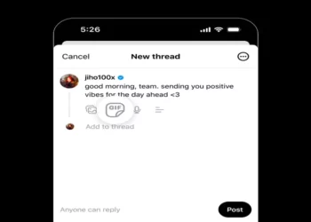 Tampilan antarmuka aplikasi Threads di iPhone, menunjukkan proses pembuatan 'new thread' dengan opsi teks, GIF, dan balasan.