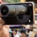 Pria menggunakan Vivo X300 Pro dengan lensa telephoto ZEISS 2.35x dari Photography Kit untuk memotret keramaian, meniru gaya kamera DSLR