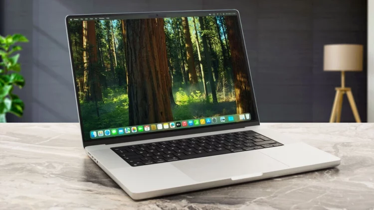 Apple MacBook Pro 16 dengan chip M4 Pro, salah satu laptop konten kreator terbaik, diletakkan di atas meja marmer dengan layar menyala.