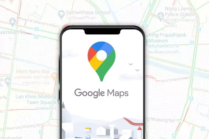 Tampilan aplikasi Google Maps di smartphone dengan logo pin lokasi berwarna-warni dan teks 'Google Maps' di tengah layar.