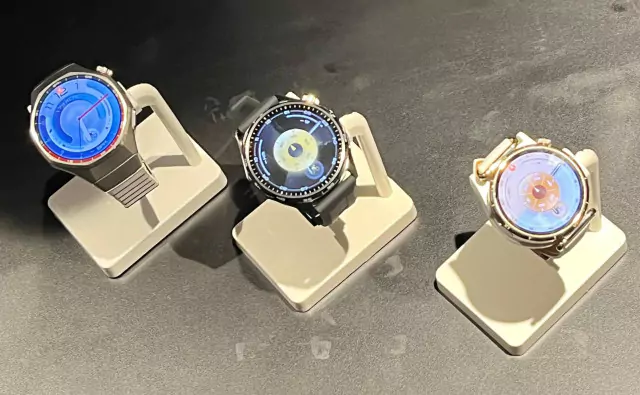 Tiga unit jam tangan pintar HUAWEI Watch GT 6 Pro dalam berbagai warna dan tali, diletakkan di stand display individu di atas meja.