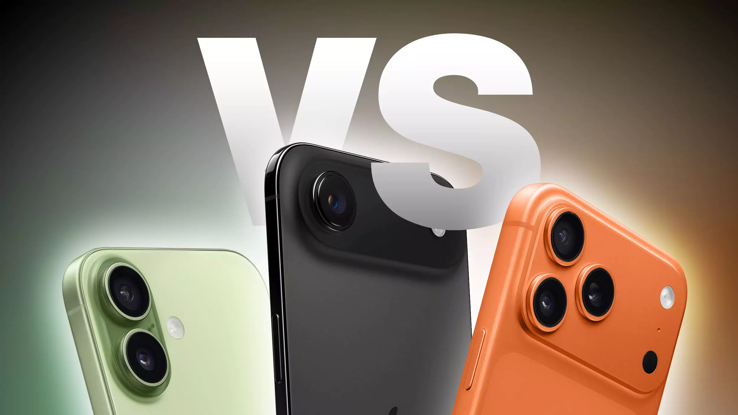 Tiga unit iPhone dalam warna hijau muda, hitam, dan oranye, diletakkan berdampingan di bawah tulisan besar 'VS', merepresentasikan perbandingan antar model