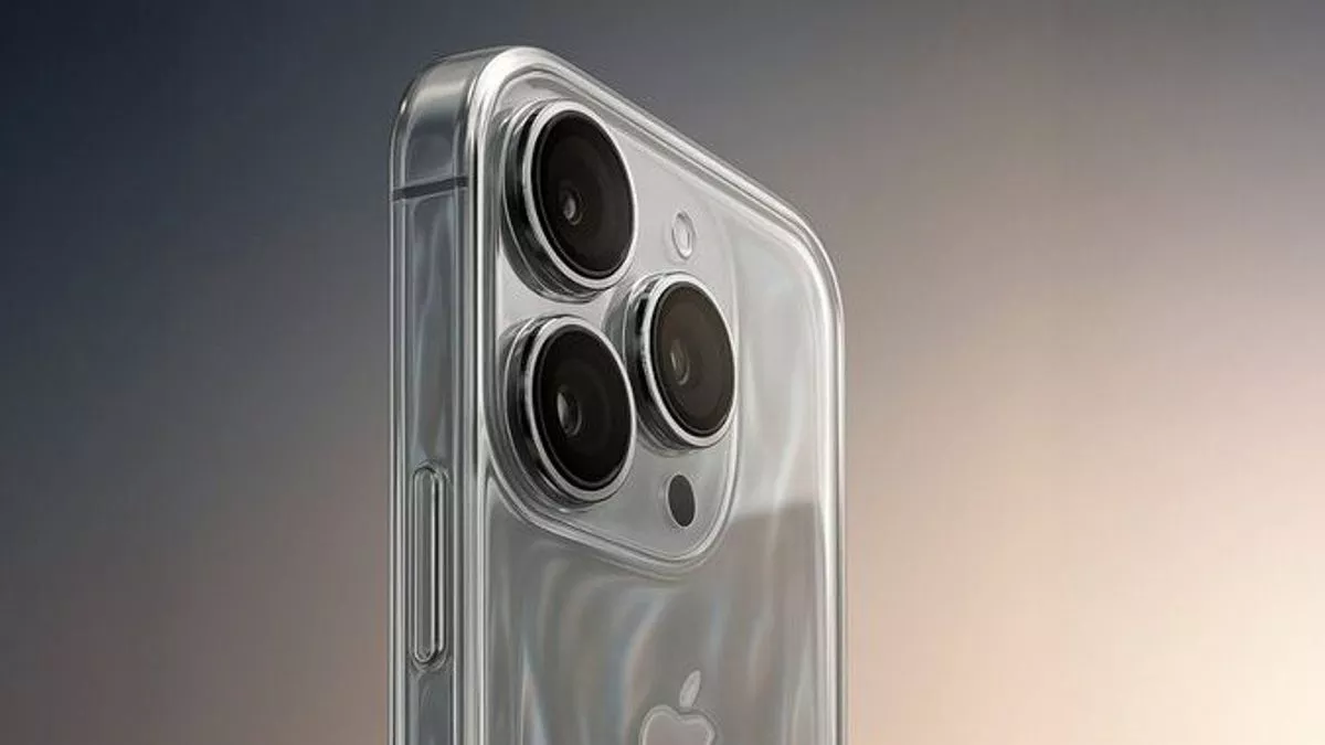 Close-up modul tiga kamera iPhone 17 Pro berwarna bening atau perak dengan casing transparan.
