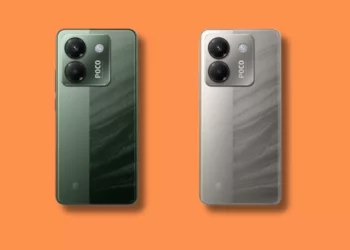 Dua ponsel POCO M7 dalam warna hijau gelap dan perak/abu-abu, diletakkan di atas latar belakang oranye polos.