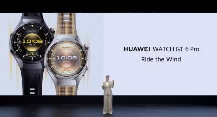 Seorang presenter wanita berdiri di depan layar besar yang menampilkan dua unit HUAWEI Watch GT 6 Pro (hitam dan krem) dan teks 'HUAWEI WATCH GT 6 Pro Ride the Wind'.