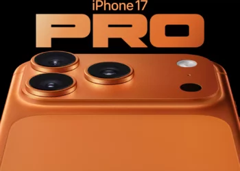 Close-up bagian belakang iPhone 17 Pro berwarna oranye terang, menyoroti tiga lensa kamera besar, lampu kilat, dan sensor tambahan.