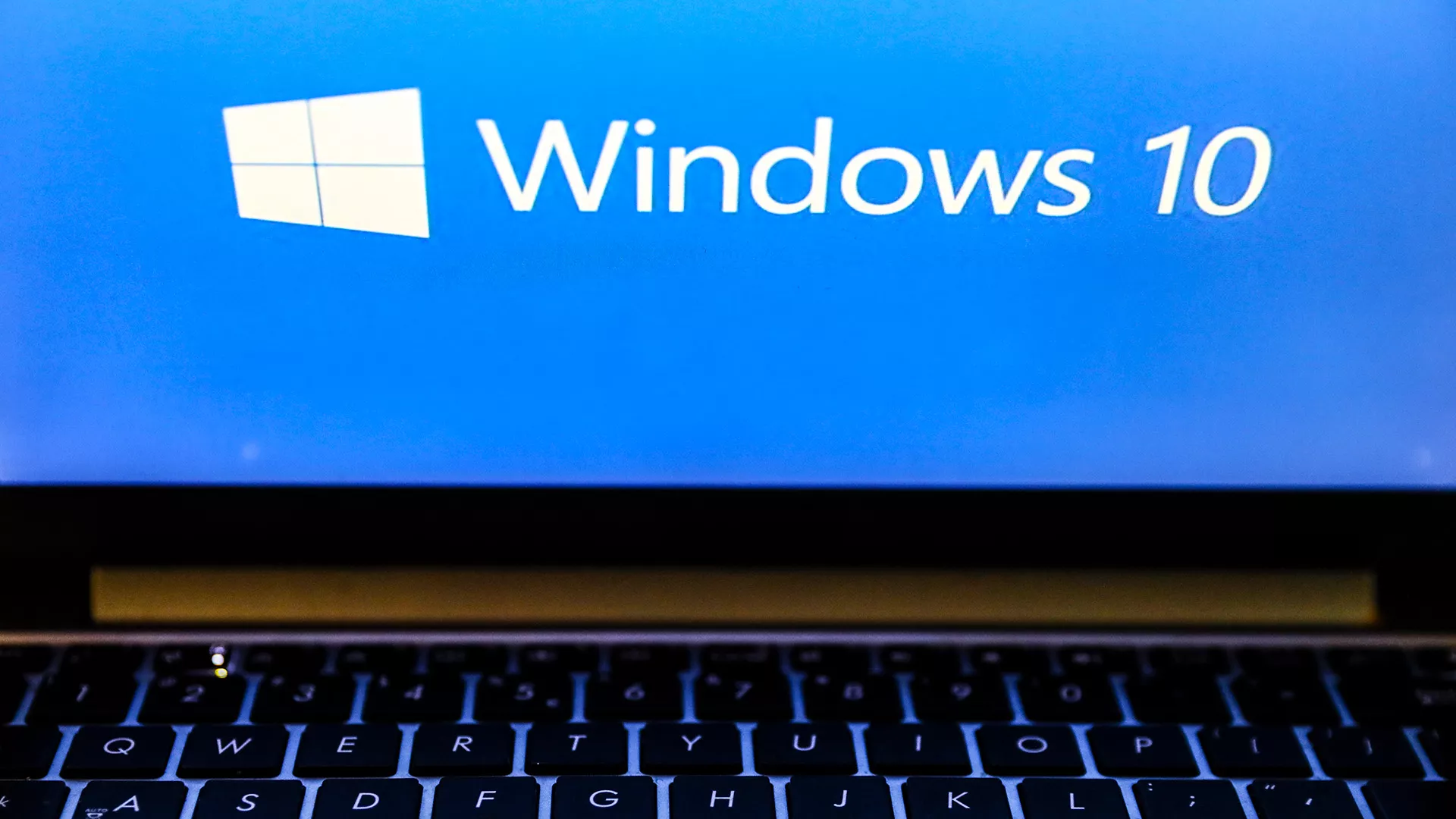 Logo Windows 10 di layar laptop dan keyboard