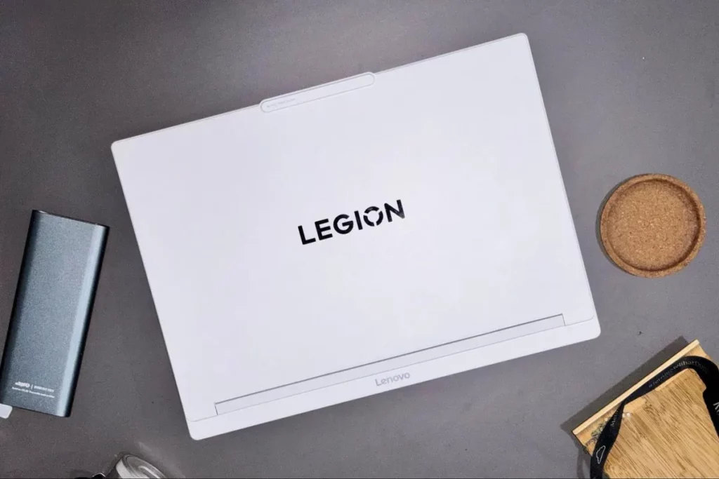 Tampilan atas Lenovo Legion 7 Gen 10, salah satu laptop gaming tertipis yang bobotnya di bawah 2 kg.