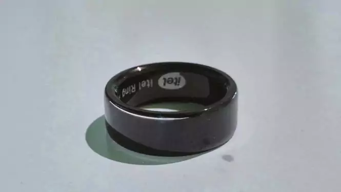 Infografis berisi 5 tips mudah mencegah baterai smart ring kembung, seperti hindari panas dan gunakan charger original.