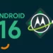 Ilustrasi logo Android 16 berwarna hijau dan logo Motorola yang dihubungkan dengan kabel pengisi daya, di latar belakang gelap dengan elemen grafis geometris.