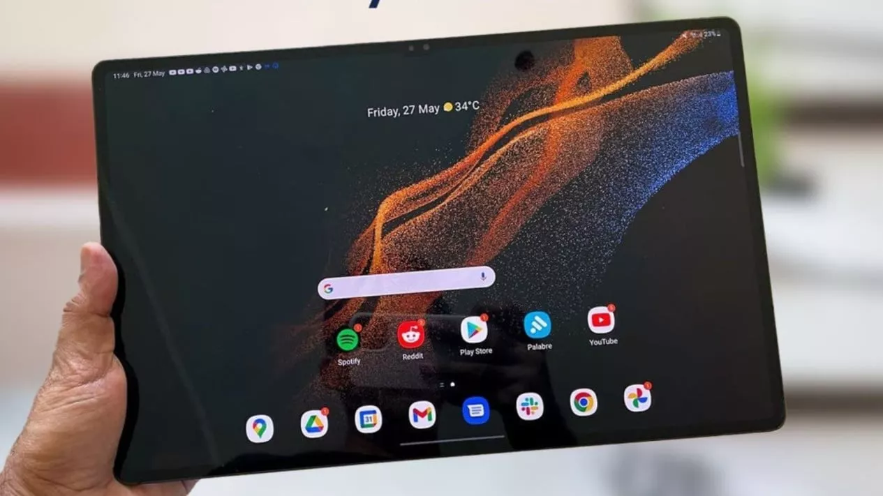 Layar tablet Samsung Galaxy Tab S8 Ultra (diasumsikan) menampilkan layar utama dengan banyak ikon aplikasi dan widget pencarian Google.