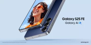 Banner iklan Samsung Galaxy S25 FE berwarna biru, menonjolkan fitur Galaxy AI dengan wanita tersenyum di layar.