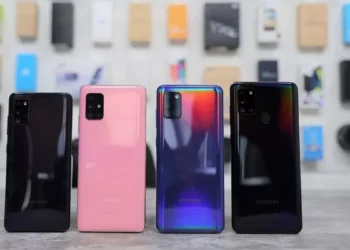 Empat ponsel Samsung Galaxy A mid-range dengan warna hitam, pink, gradasi biru, dan hitam, dilihat dari belakang.