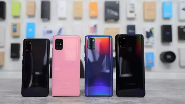 Empat ponsel Samsung Galaxy A mid-range dengan warna hitam, pink, gradasi biru, dan hitam, dilihat dari belakang.