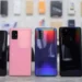 Empat ponsel Samsung Galaxy A mid-range dengan warna hitam, pink, gradasi biru, dan hitam, dilihat dari belakang.