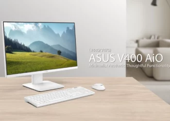 Sebuah ASUS All-in-One PC V440 berwarna putih diletakkan di atas meja kayu, menunjukkan desainnya yang estetik dan minimalis untuk ruang kerja modern.