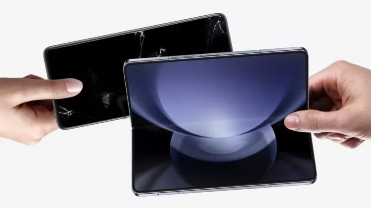 Dua tangan saling bertukar, satu memegang smartphone dengan layar retak dan satu lagi memegang smartphone lipat baru yang mulus, melambangkan program trade-in.