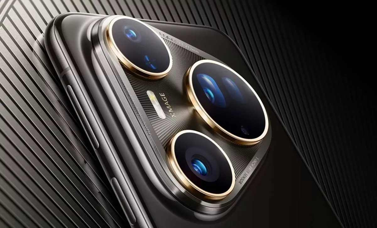 Close-up modul kamera belakang smartphone Huawei dengan tiga lensa besar beraksen emas, menunjukkan tulisan "XIMAGE" dan spesifikasi lensa.