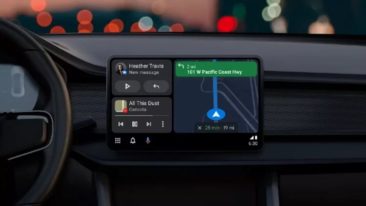 Tampilan layar dashboard mobil yang menjalankan antarmuka Android Auto, menampilkan navigasi peta, notifikasi pesan, dan kontrol musik.