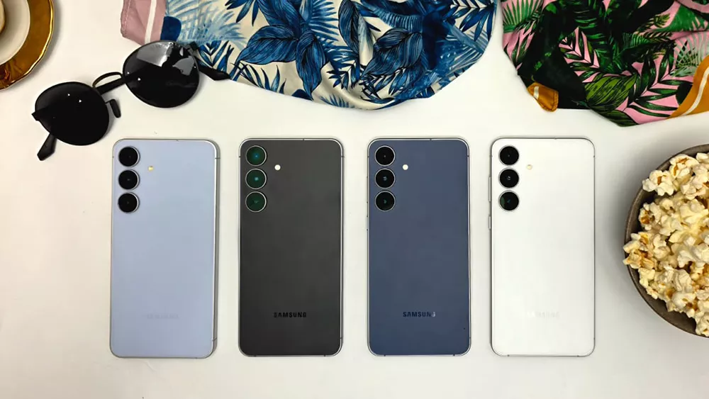 Barisan empat varian warna Samsung Galaxy S25 FE (lavender, hitam, biru tua, dan putih) diletakkan di atas meja.