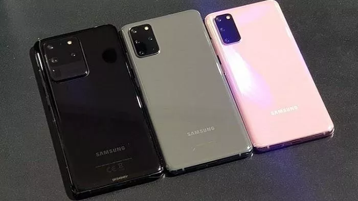 Tiga ponsel Samsung Galaxy S flagship (hitam, abu-abu, pink) yang dijejerkan, menunjukkan modul kamera belakang.