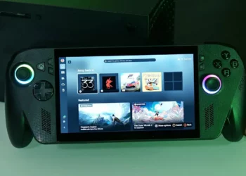 Foto Asus ROG Xbox Ally X berwarna hitam yang diletakkan di atas meja, menyoroti desain grip ergonomis baru yang membuatnya sangat nyaman digenggam.