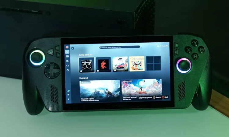 Foto Asus ROG Xbox Ally X berwarna hitam yang diletakkan di atas meja, menyoroti desain grip ergonomis baru yang membuatnya sangat nyaman digenggam.