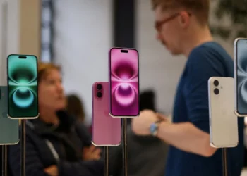 Deretan iPhone berbagai seri di sebuah toko resmi, mengilustrasikan fenomena harga iPhone naik di pasaran.