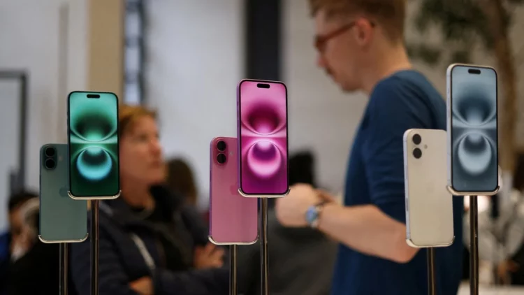 Deretan iPhone berbagai seri di sebuah toko resmi, mengilustrasikan fenomena harga iPhone naik di pasaran.