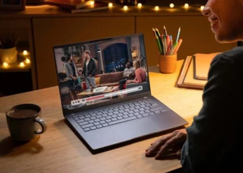 Seseorang sedang menggunakan laptop ASUS Vivobook di meja kerja yang nyaman, sebagai ilustrasi untuk panduan memilih ASUS Vivobook yang tepat.