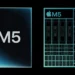 Poster resmi yang menampilkan logo chip Apple M5 di sebelah kiri dan diagram arsitekturnya di sebelah kanan, mengilustrasikan desain baru yang dioptimalkan untuk AI.