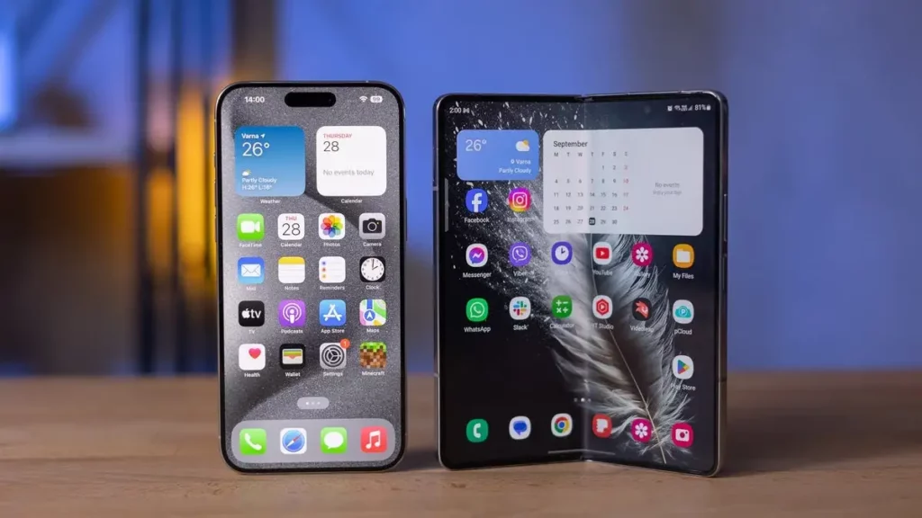 Perbandingan visual antara iPhone 15 Pro dengan form factor candybar di sebelah kiri dan sebuah ponsel lipat Samsung Galaxy Z Fold yang terbuka di sebelah kanan, sebagai gambaran pasar sebelum hadirnya iPhone 18 Fold.