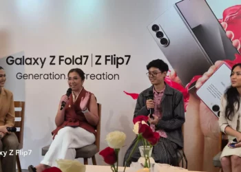 Aulion (kedua dari kanan) saat membongkar cara pakai Gemini AI di Galaxy Z Fold7 sebagai 'studio mini', dalam panel diskusi Samsung bersama Andi Airin (kedua dari kiri) dan Bianca Victoria (paling kanan).