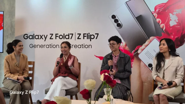 Aulion (kedua dari kanan) saat membongkar cara pakai Gemini AI di Galaxy Z Fold7 sebagai 'studio mini', dalam panel diskusi Samsung bersama Andi Airin (kedua dari kiri) dan Bianca Victoria (paling kanan).