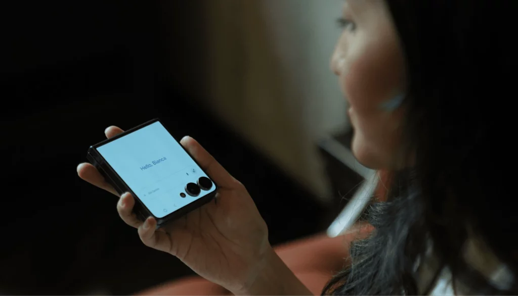 Bianca Victoria Co-Founder Ende Indonesia menggunakan Gemini AI di Galaxy Z Flip7 untuk menerjemahkan bahasa daerah saat meneliti kain lokal.