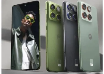 Render promosi Motorola Edge 70 yang menampilkan desain ultra-tipis dari berbagai sudut dalam beberapa pilihan warna Pantone, termasuk hijau dan abu-abu, dengan layar depan yang menyala.