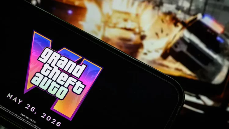 Logo Grand Theft Auto VI (GTA VI) dengan tanggal rilis 26 Mei 2026 ditampilkan di layar smartphone, terkait artikel pembahasan harga GTA VI.